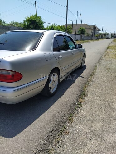 Mercedes E 240