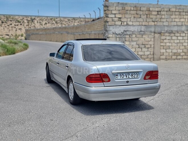 Mercedes E 230