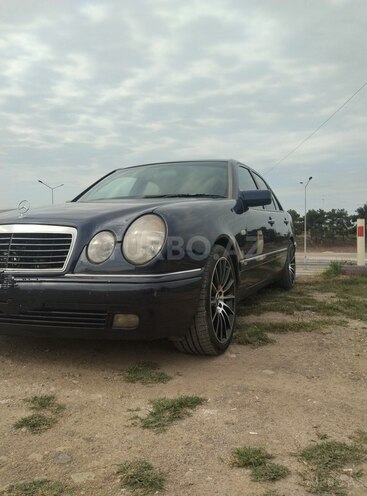 Mercedes E 240