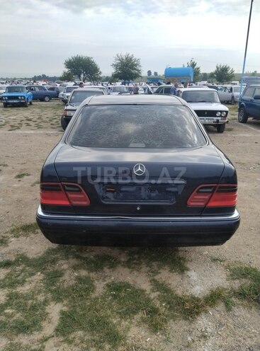 Mercedes E 240