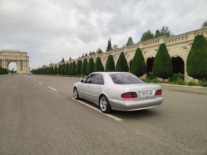 Mercedes E 240