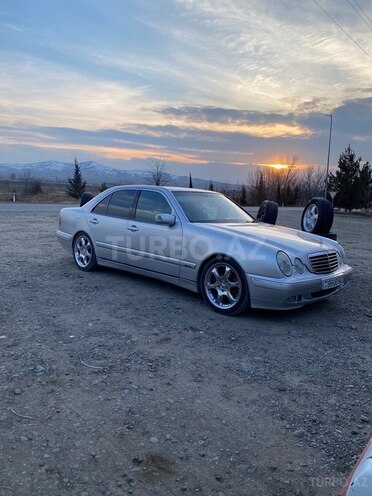 Mercedes E 240