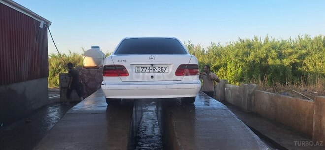 Mercedes E 240 2001, 271,367 km - 2.4 l - Beyləqan