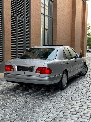 Mercedes E 240