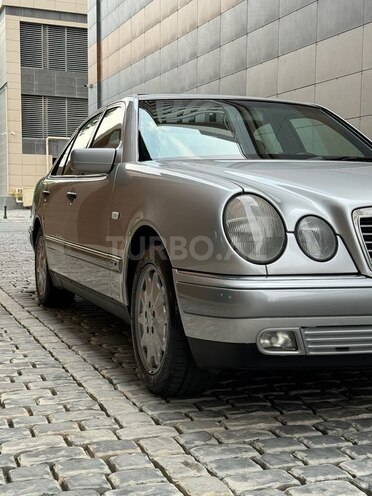 Mercedes E 240