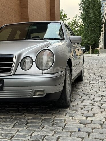 Mercedes E 240