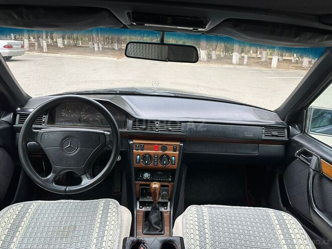 Mercedes E 220 1994, 377,000 km - 2.2 l - Sumqayıt