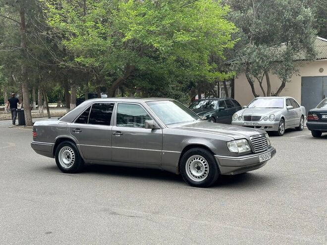 Mercedes E 220 1994, 377,000 km - 2.2 l - Sumqayıt
