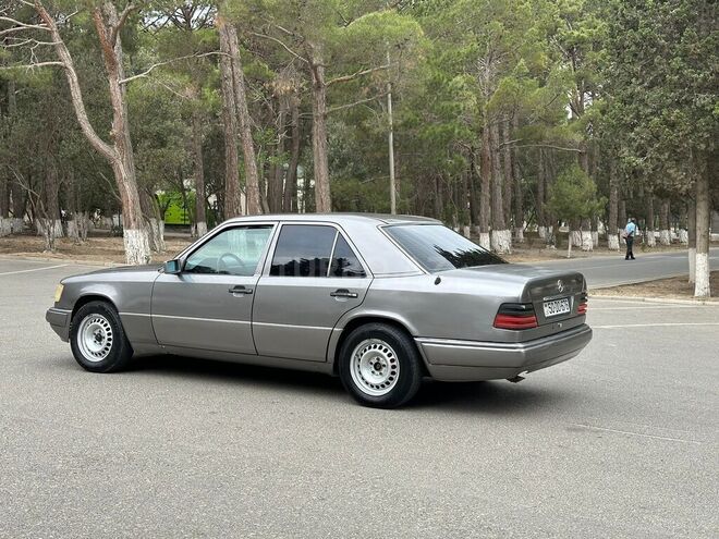 Mercedes E 220 1994, 377,000 km - 2.2 l - Sumqayıt