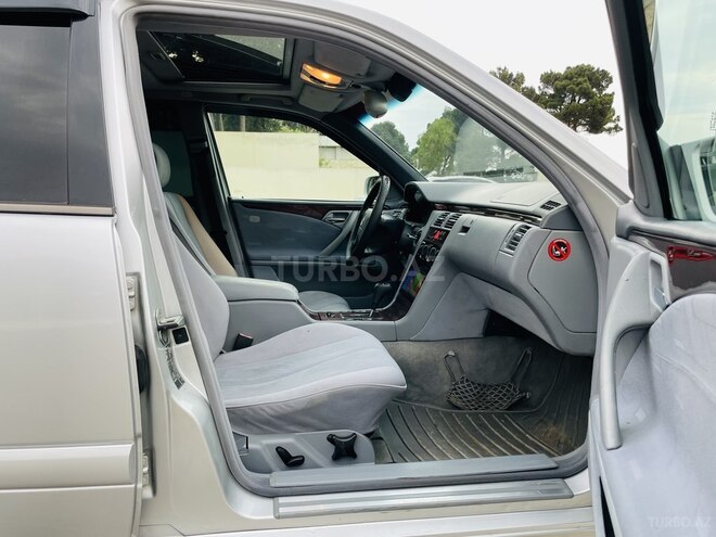 Mercedes E 270 2001, 356,456 km - 2.7 l - Bakı