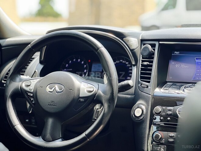 Infiniti QX70