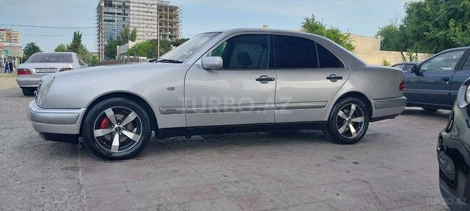 Mercedes E 230