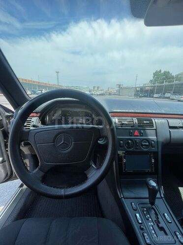 Mercedes E 240 1997, 353,454 km - 2.4 l - Bakı