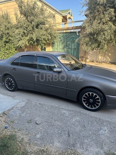 Mercedes E 240