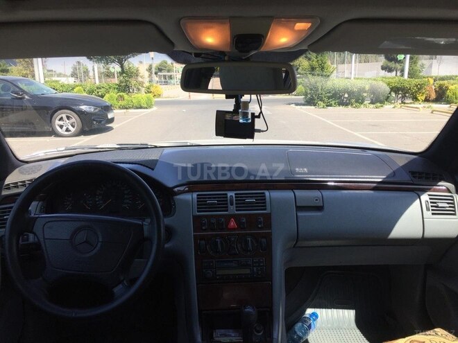 Mercedes E 200 1997, 320,000 km - 2.0 l - Bakı