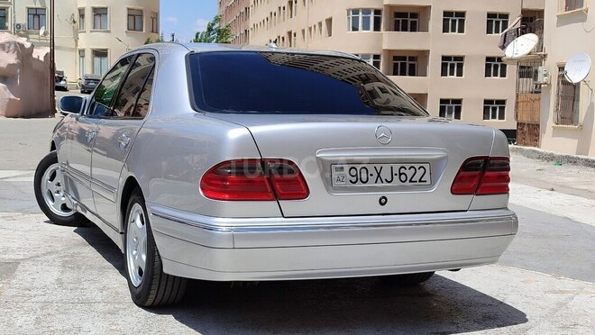 Mercedes E 240