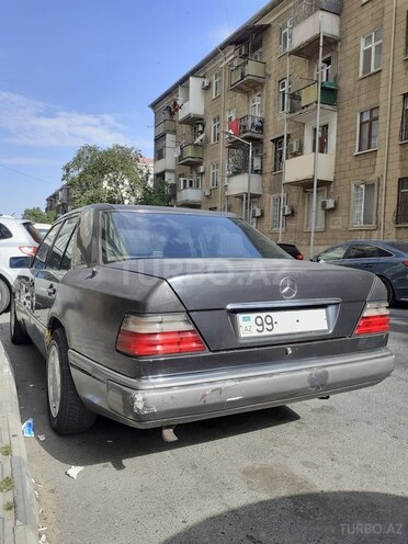 Mercedes E 230