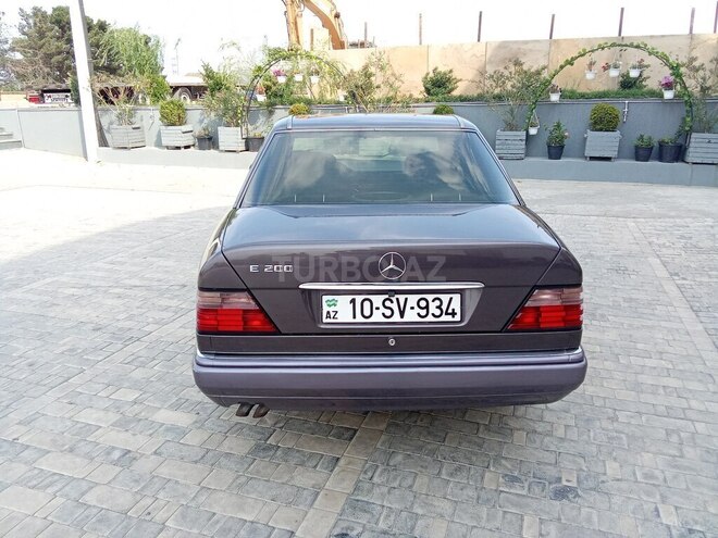 Mercedes E 200