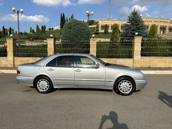 Mercedes E 240