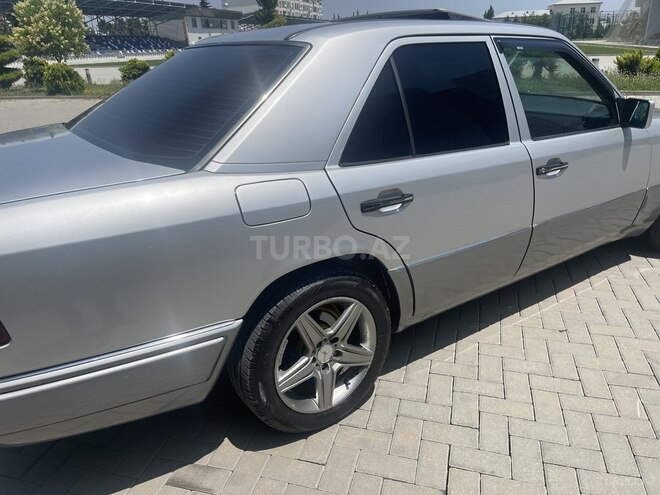 Mercedes E 220 1994, 387,000 km - 2.2 l - Beyləqan