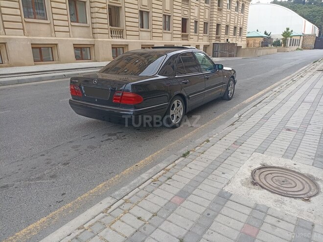 Mercedes E 240