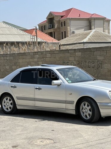 Mercedes E 230