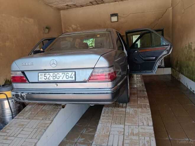 Mercedes E 230 1998, 457,000 km - 2.3 l - Salyan