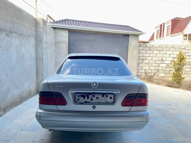 Mercedes E 320