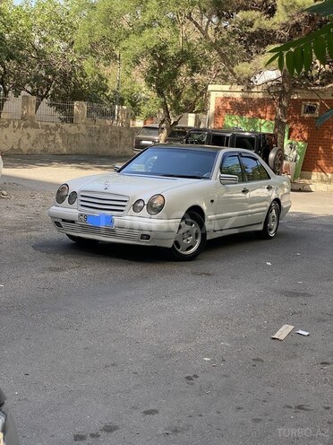 Mercedes E 230