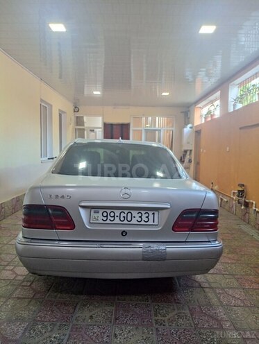 Mercedes E 240