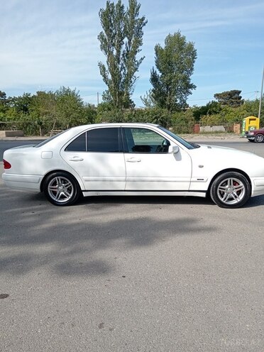 Mercedes E 220