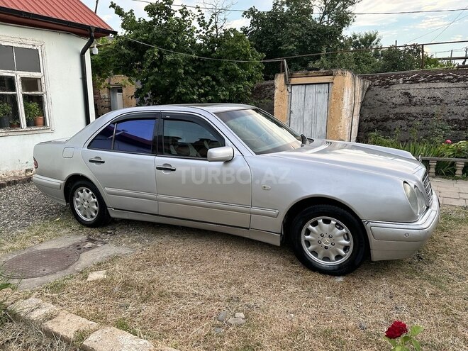 Mercedes E 290