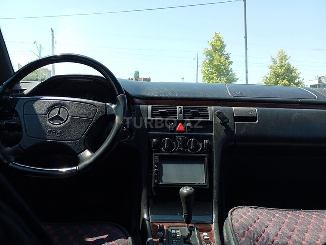 Mercedes E 240