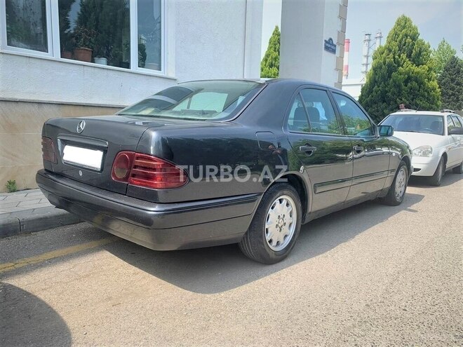 Mercedes E 230