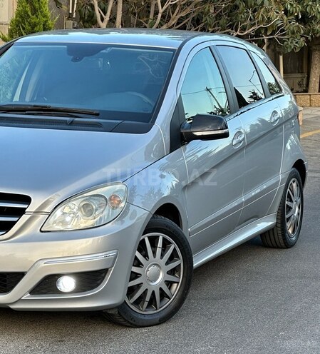 Mercedes B 180