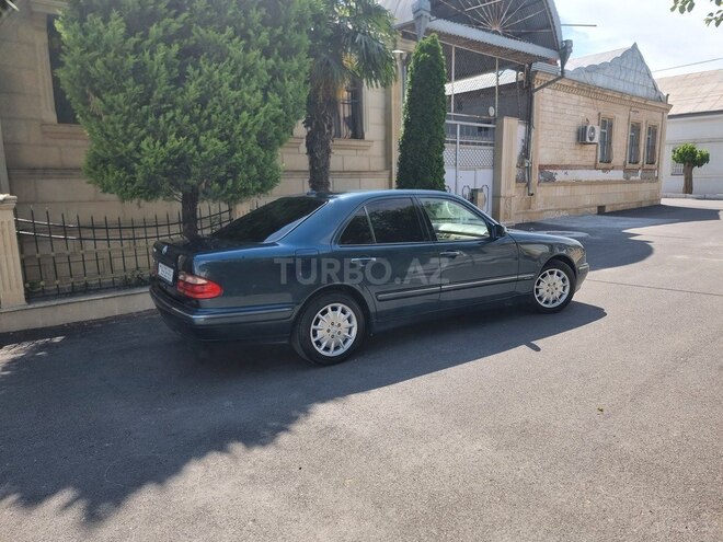 Mercedes E 240