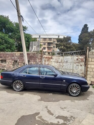 Mercedes E 230