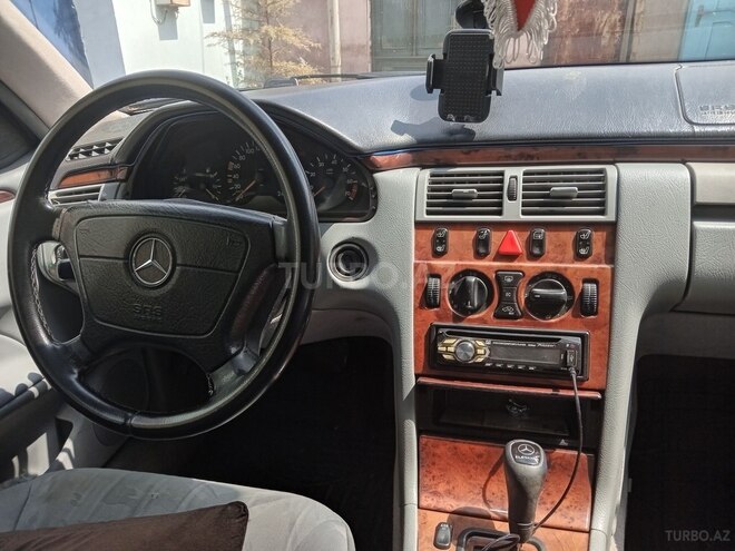 Mercedes E 240