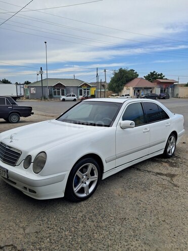 Mercedes E 200