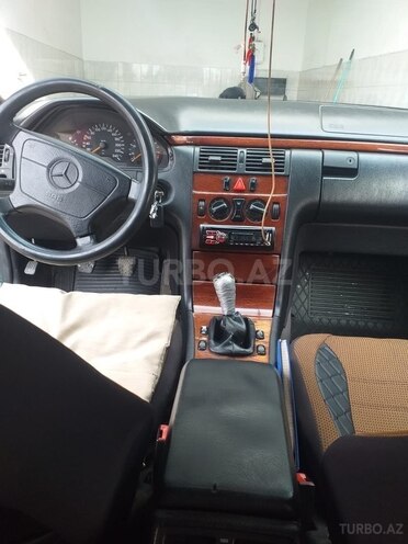 Mercedes E 200