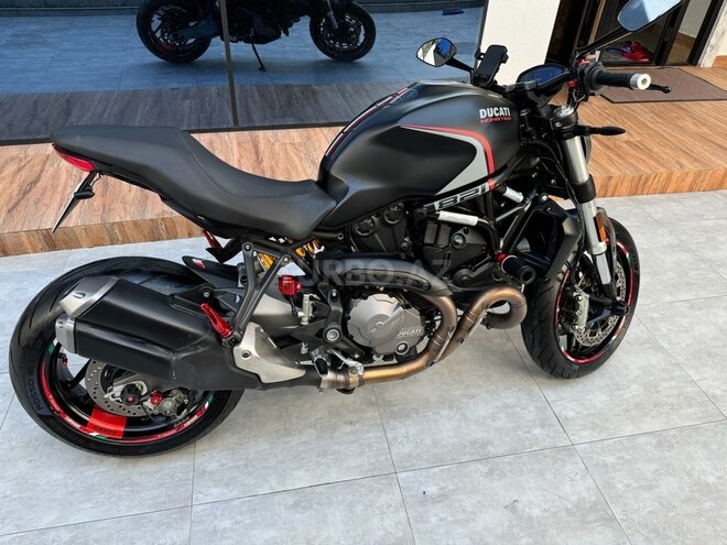 Ducati Monster 821 Stealth-3