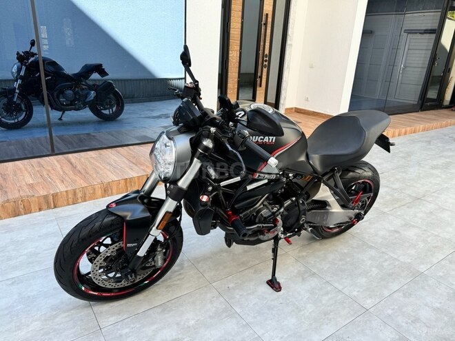 Ducati Monster 821 Stealth-5