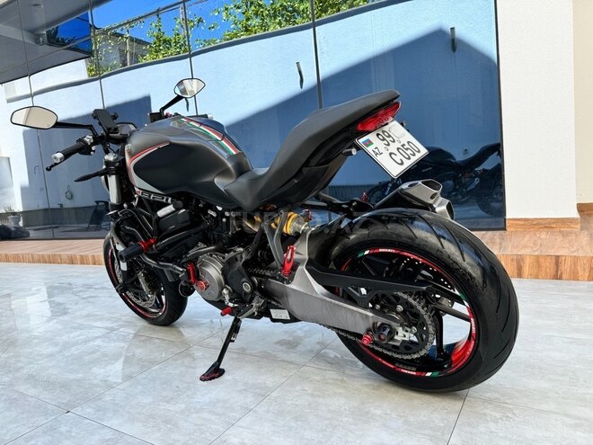 Ducati Monster 821 Stealth-8