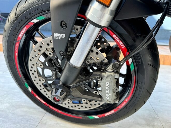 Ducati Monster 821 Stealth-12