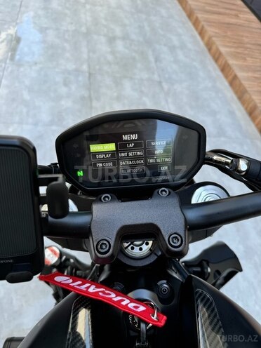 Ducati Monster 821 Stealth-14