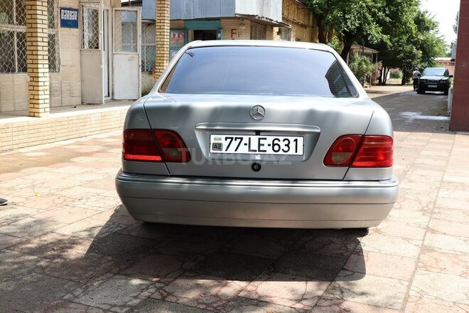 Mercedes E 230