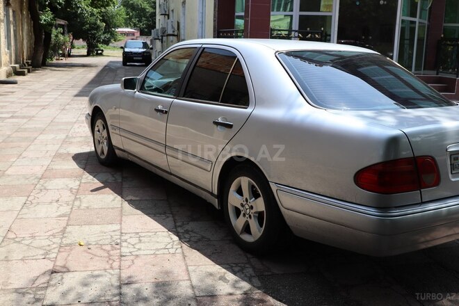 Mercedes E 230