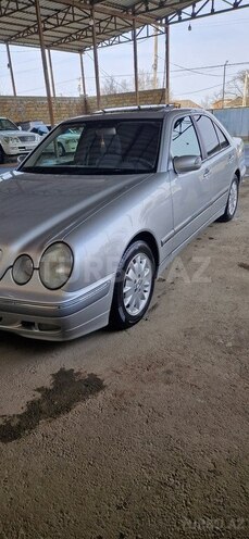 Mercedes E 240