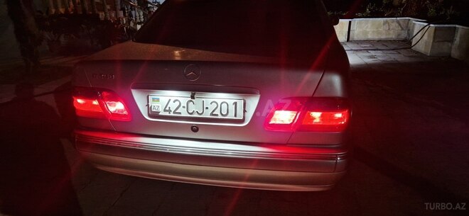 Mercedes E 240