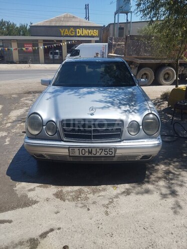 Mercedes E 230